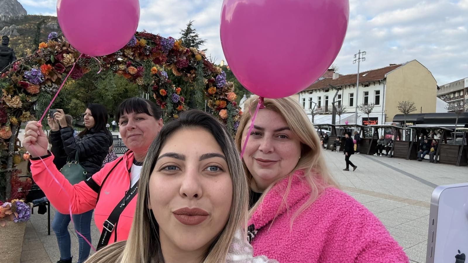 Розови балони на площад „Христо Ботев“ – октомври 2025